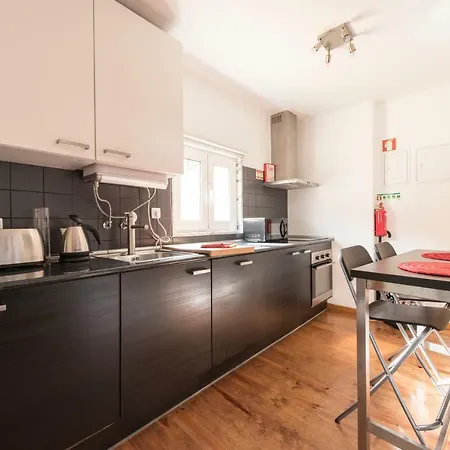 Cozy In Bairro Alto Апартаменты *